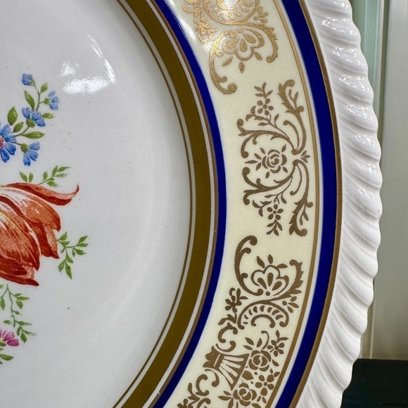 VINTAGE JOHNSON BROS. 10 3/4” DINNER PLATE. OLD ENGLISH LINE, CHADWELL PATTERN. - Picture 4 of 6